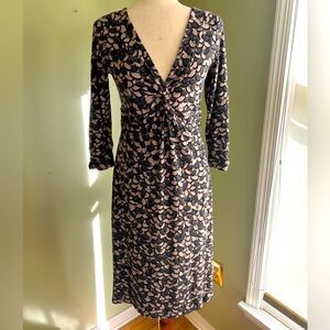 Boden twist knot jersey midi dress. Grey print. Long sleeves, V neck. Size 8R